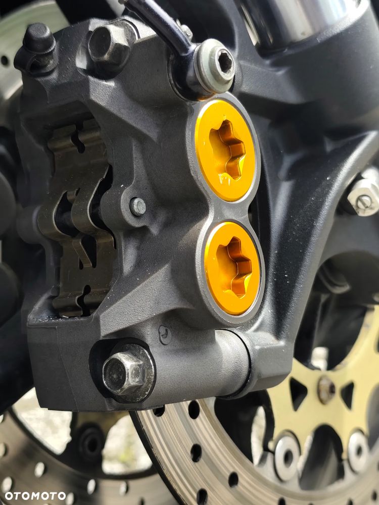 Yamaha R1 - 8