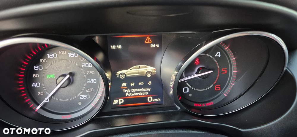 Jaguar XE 2.0 D R-Sport - 11