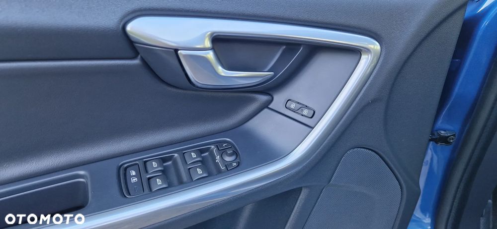 Volvo V60 D6 AWD Plug-in Hybrid Momentum - 17