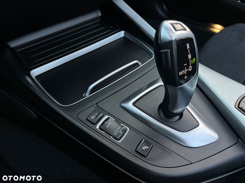 BMW Seria 2 218d - 25