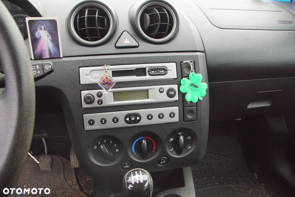 Auto na części - Ford Fiesta MK6 1.3 8V 60 KM 2S6G-6006-CA 2S6R-7002-MB 4CVE 2004R Silnik Skrzynia Drzwi Maska Błotnik Klapa Zderzak Lusterko Lampa Klamka Szyba Deska Kokpit Sterownik Moduł Czujnik Licznik Panel Kierownica - 13