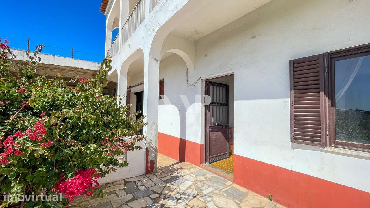 Moradia para Renovação com Casa Principal T3 + 4 T1's e Terreno Amplo - Grande imagem: 3/60