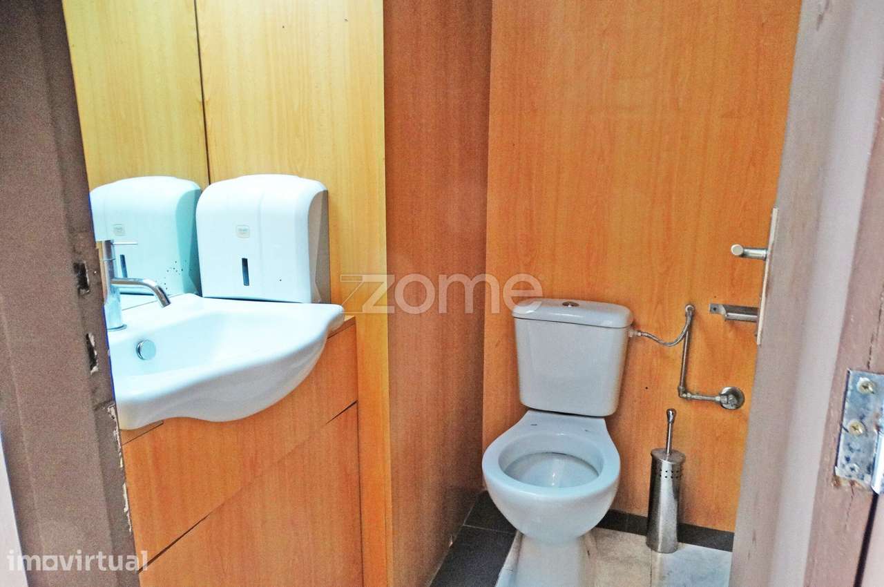 Loja com Excelente Localização Junto ao Carvalhido – Paranhos, Port...