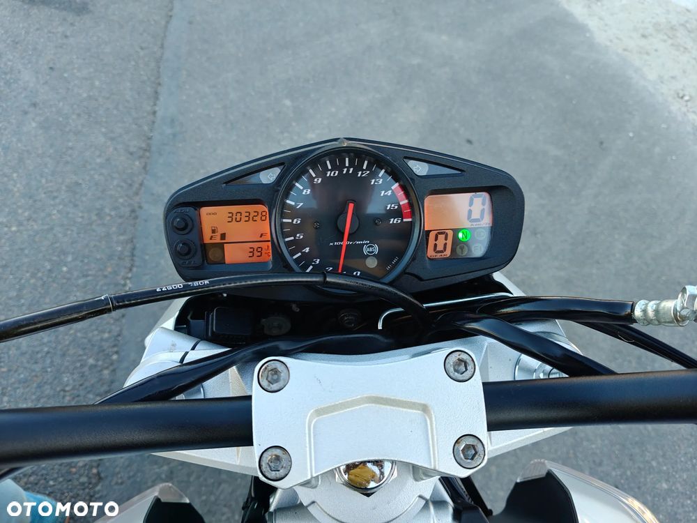Suzuki GSR - 10