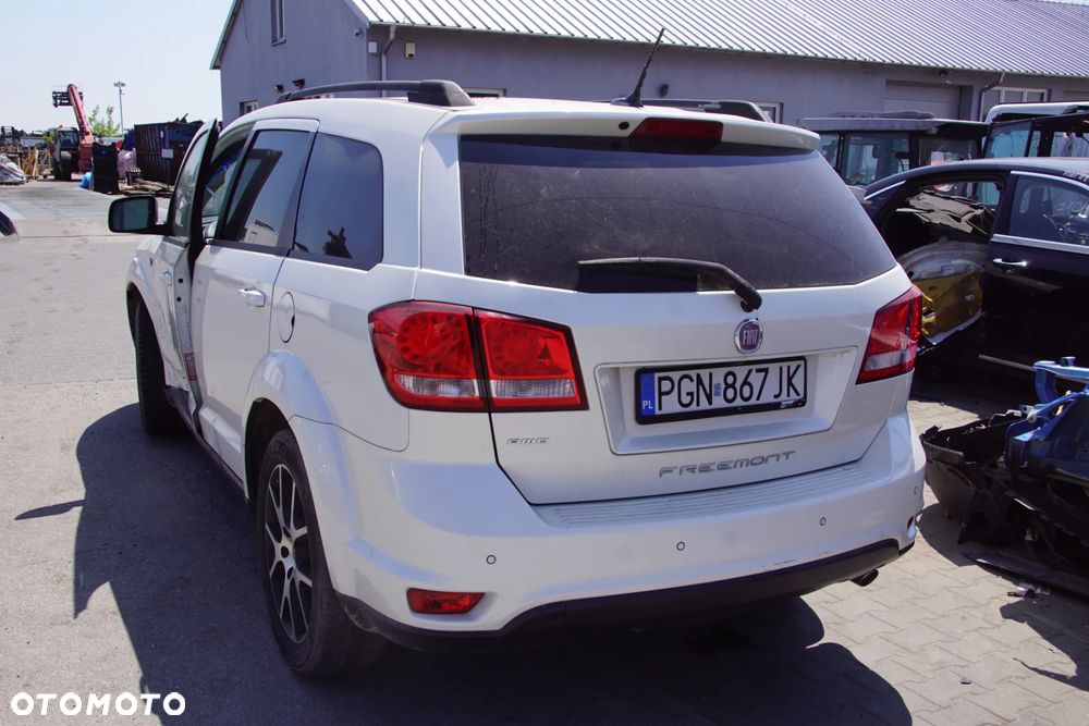 Auto na części - Fiat Freemont 2.0 MultiJet 170 KM 939B5000 62TE PWH 2014R Silnik Skrzynia Drzwi Maska Błotnik Klapa Zderzak Lampa Lusterko Klamka Szyba Deska Kokpit Sterownik Moduł Czujnik Licznik Wyświetlacz Panel Kierownica - 6