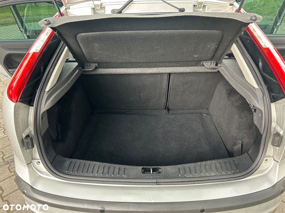 Ford Focus Ghia - 20