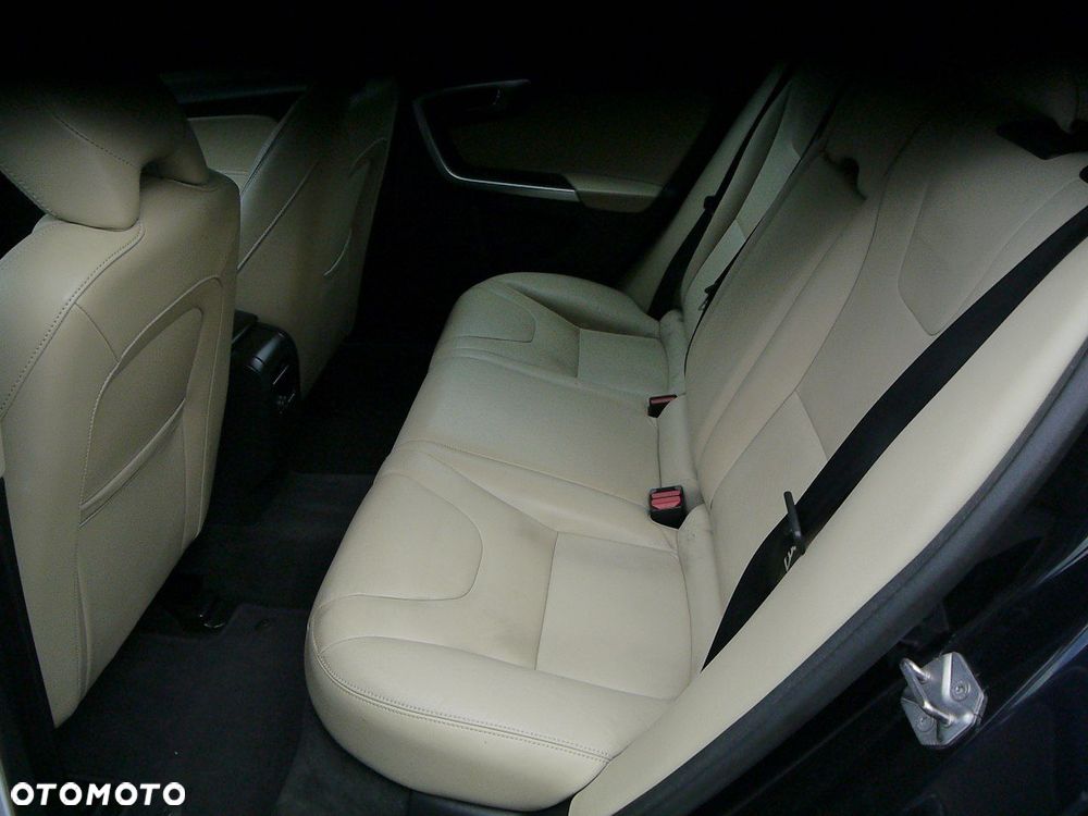 Volvo V60 D2 Drive-E Momentum - 32