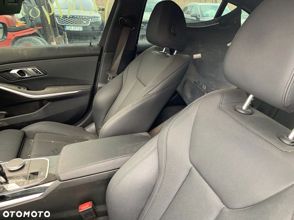 BMW Seria 3 330i xDrive - 14