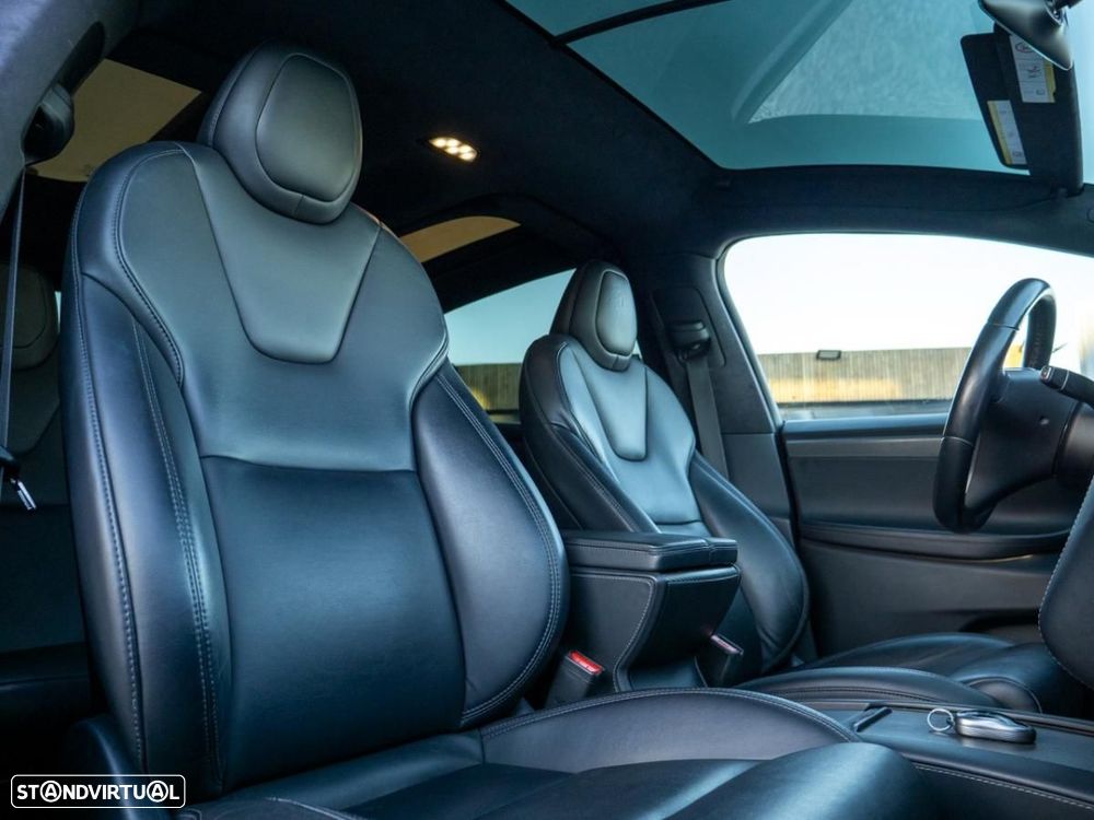 Tesla Model X - 21