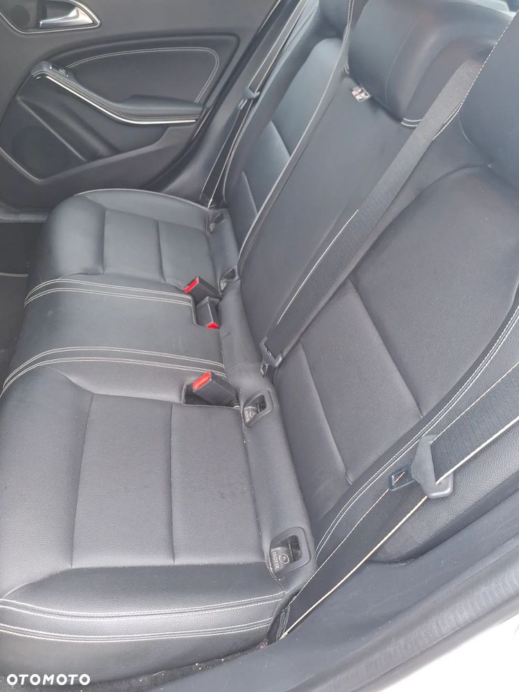 Mercedes-Benz GLA 200 7G-DCT - 12