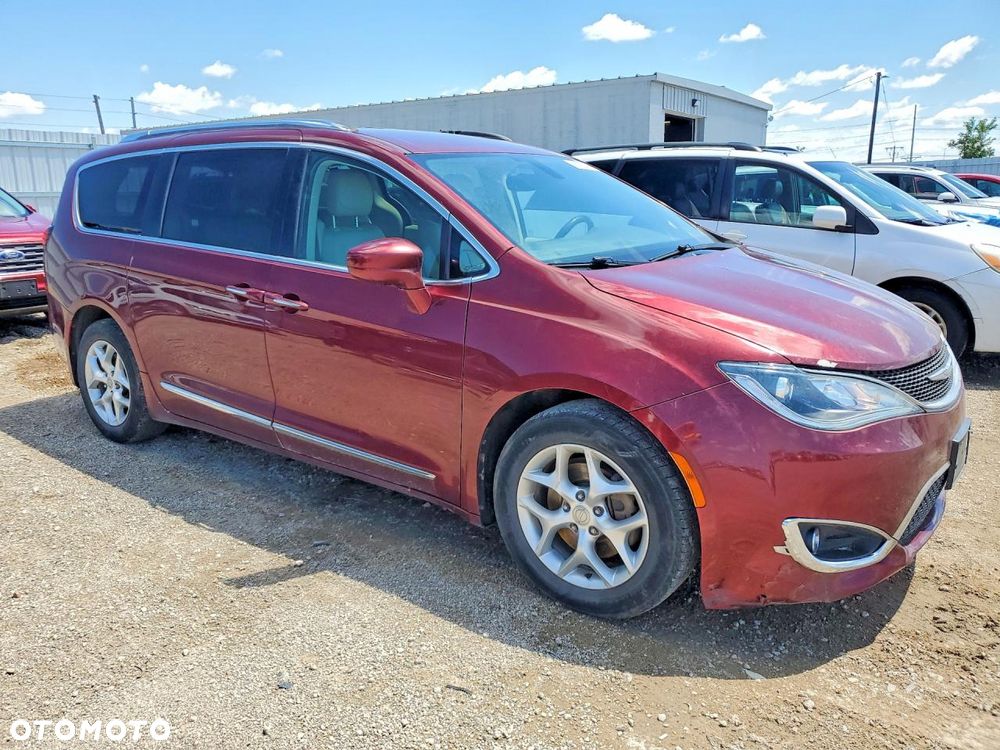 Chrysler Pacifica - 4