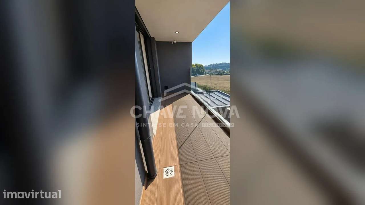 Magnífico T2 com 3 Frentes, Varandas e Box - Santa Maria da Feira - Grande imagem: 2/17