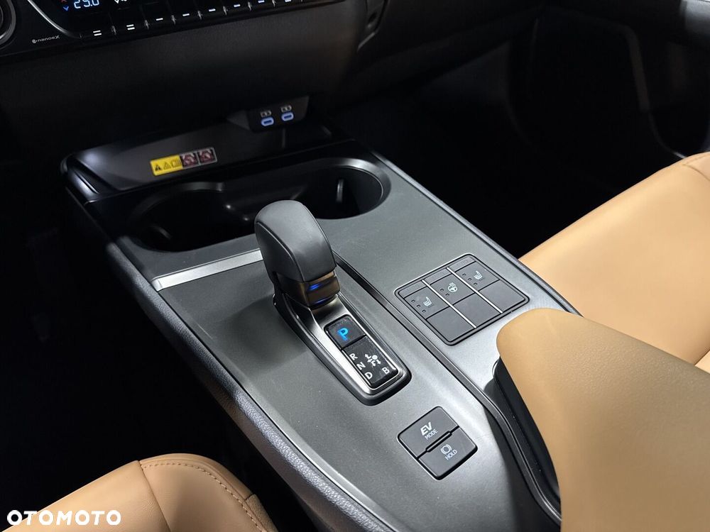 Lexus UX 300h F Sport Design AWD - 25