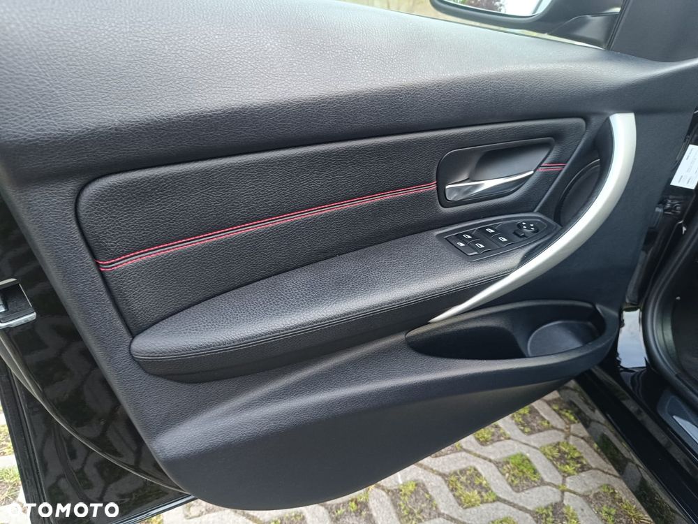 BMW Seria 3 320i xDrive Sport Line - 17
