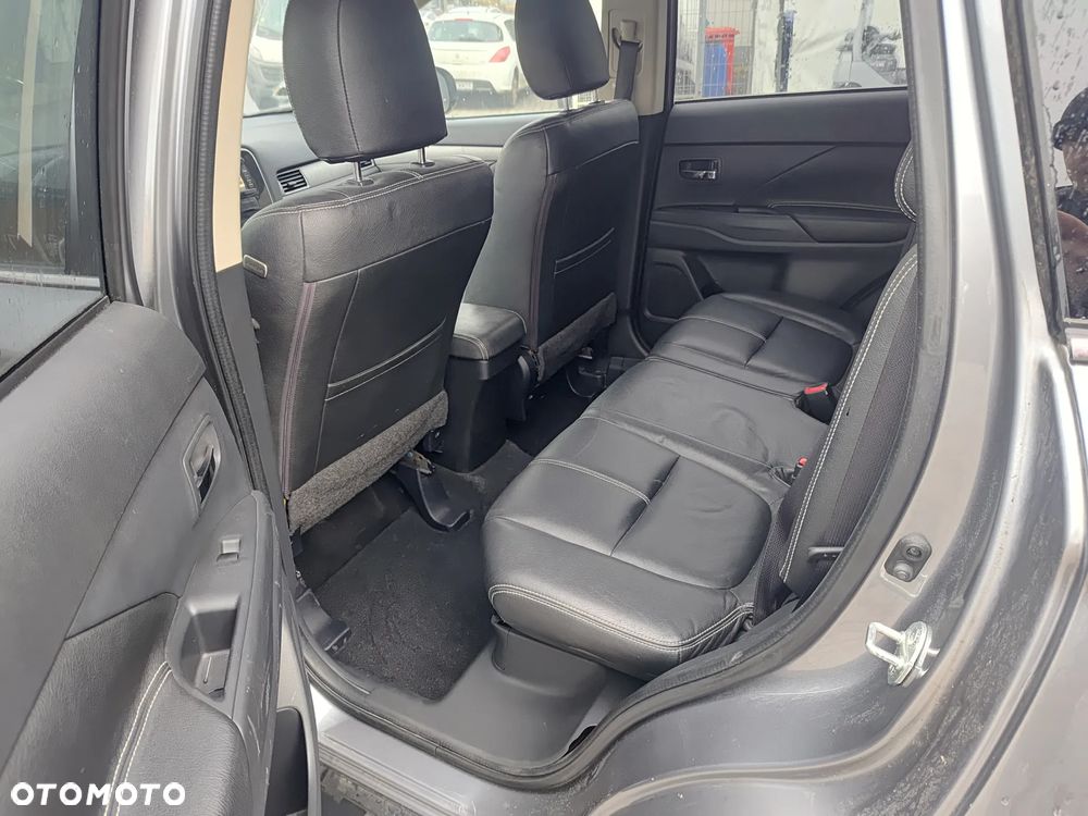 Mitsubishi Outlander 2.2 DI-D 4WD Plus - 26