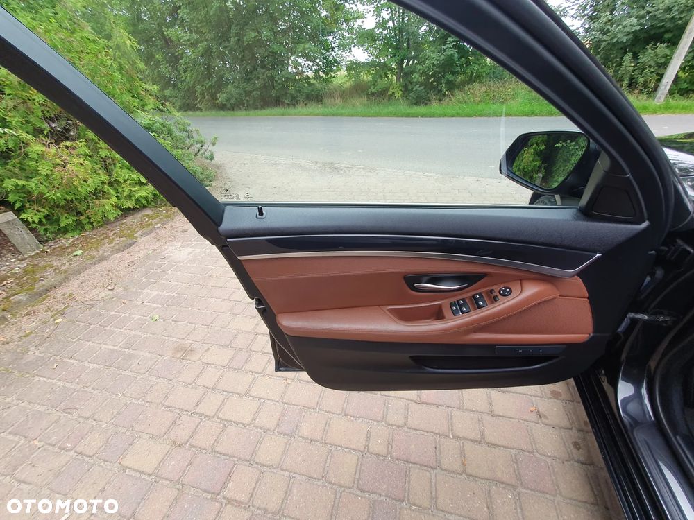 BMW Seria 5 525d xDrive Luxury Line - 9