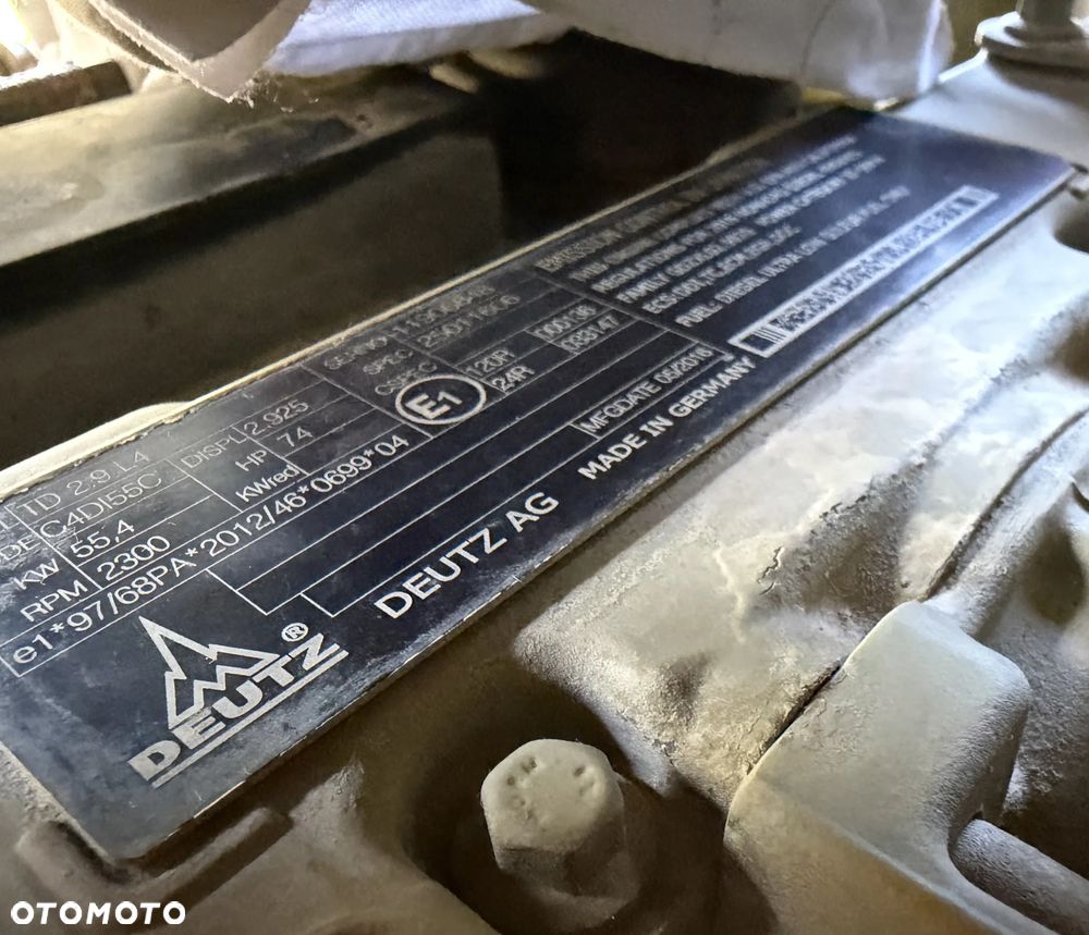 Mecalac AX1000 Ładowarka kołowa łamana 6,5 tony. Udźwig około 3 tony. 2017 rok.  Jak Nowa! Oryginał łyżka KROKODYL otwierana i widły. Mocny silnik DEUTZ 4 cylindry DEUTZ. Zero luzów i wycieków. Aktualne Badania DEKRA BMWT. Wielka Okazja. Maszyna jak nowa z Salonu. 2900 mtg. Pochodzi z Norweskiego urzędu gminy. Dodatkowe linie Hydrauliczne. Szybka wolna Jazda Rewers Hydrostatic. Wersja Norweska Mocne doświetlenie dodatkowe grzanie. kabina Ogrzewana wentylowana! Zmiana Osprzętu Hydrauliczna! pełne sterowanie z dżojstika! Podzespoły pompy suche, czytelne tabliczki! OKAZJA - 16