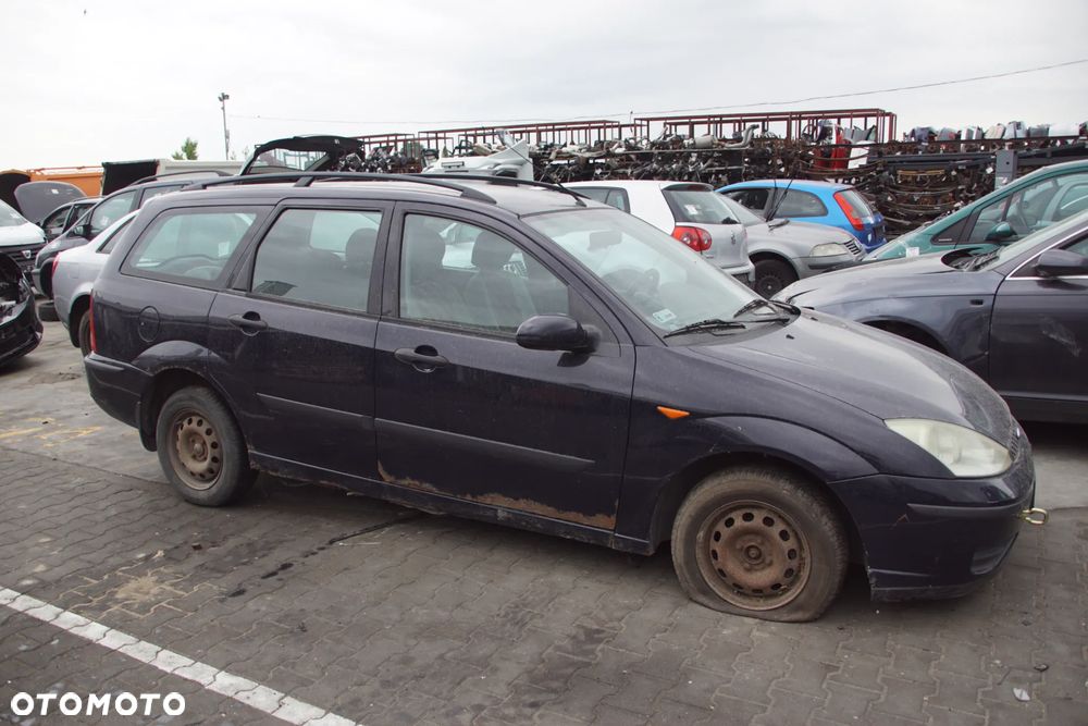 Auto na części - Ford Focus MK1 Lift 1.8 TDCI 101 KM FFDA 2S4R-7002-PB Deep Navy 2004R Silnik Skrzynia Drzwi Maska Błotnik Klapa Zderzak Lampa Lusterko Klamka Szyba Deska Kokpit Sterownik Moduł Czujnik Licznik Panel Kierownica - 2