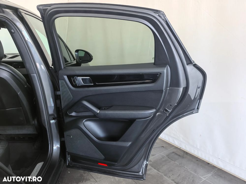 Porsche Cayenne Coupe - 36