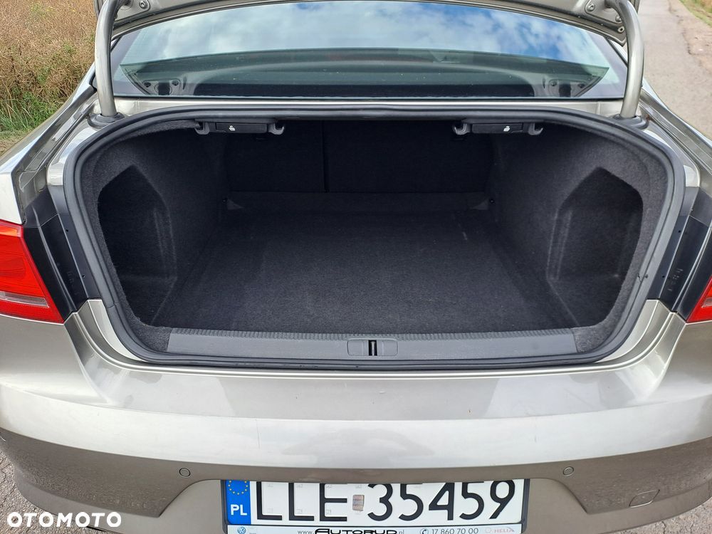 Volkswagen Passat - 8