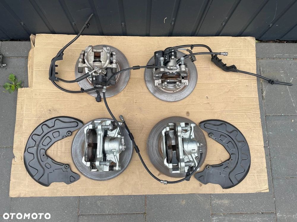 AUDI Q2 HAMULCE TARCZE ZACISKI KLOCKI JAK NOWE - 1