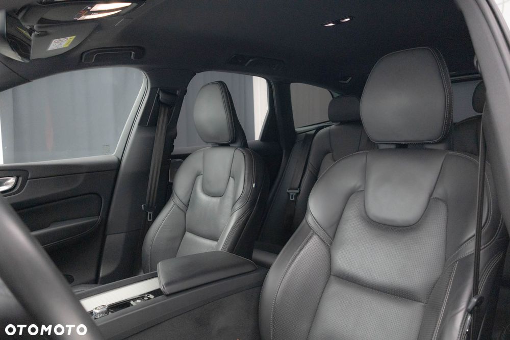 Volvo XC 60 B4 D AWD Ultimate Dark - 19