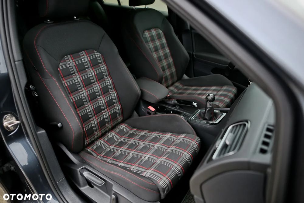 Volkswagen Golf - 22