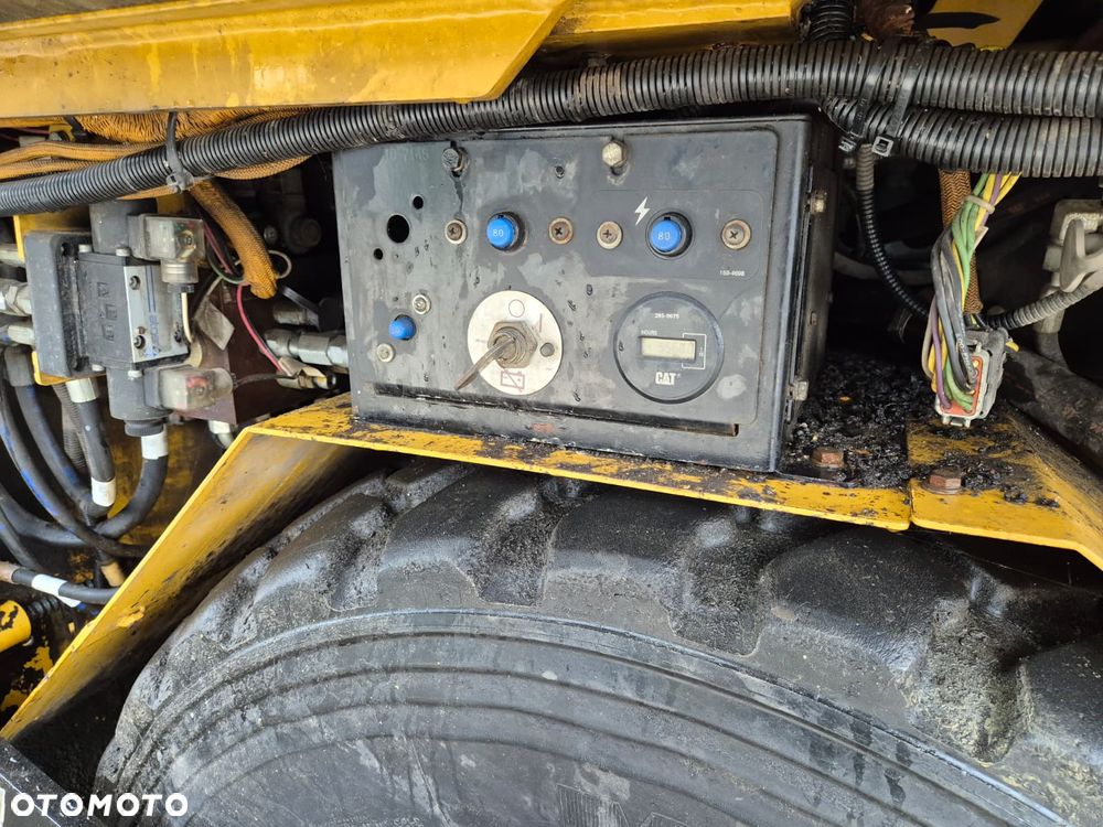 Caterpillar AP 300 / ROZŚCIEŁACZ DO ASFALTU / SERWISOWANY / 1WŁ / WIBRACJE + PODGRZEWANY STÓŁ / MOŻLIWOŚĆ TRANSPORTU - 39