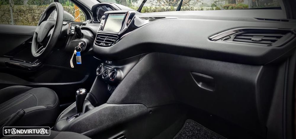 Peugeot 208 1.2 PureTech Signature EAT6 - 10