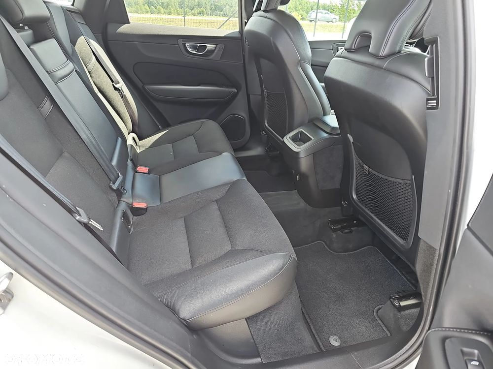 Volvo XC 60 T4 Momentum Pro - 22