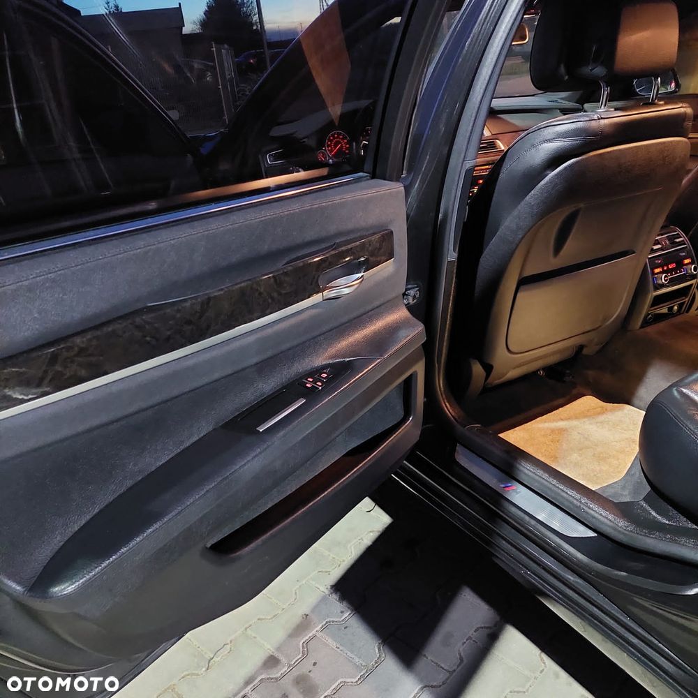 BMW Seria 7 740Li - 21