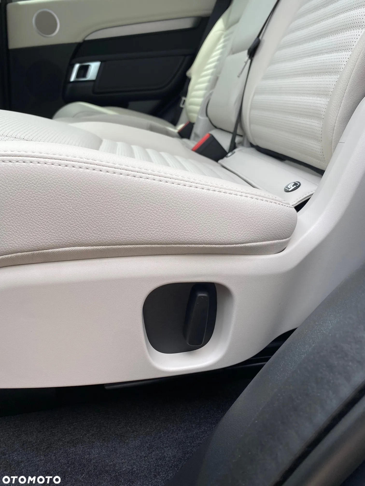 Land Rover Discovery V 3.0 D250 mHEV R-Dynamic SE - 11