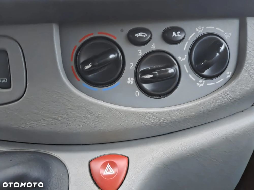 Renault TRAFIC LONG KLIMA TEMPOMAT ORYGINAŁ PODNOŚNIK DLA INWALIDY LUB INNE ZADBANY FULL OPCJA DOPOSAŻONY - 10