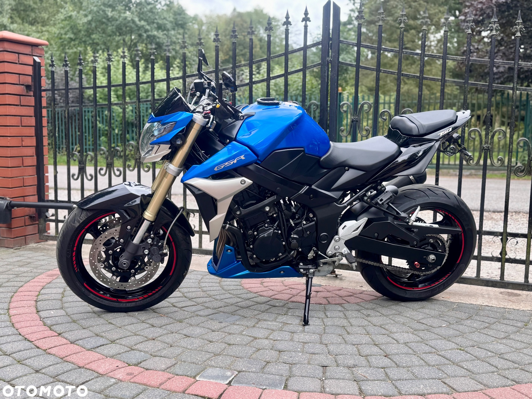 Suzuki GSR - 6