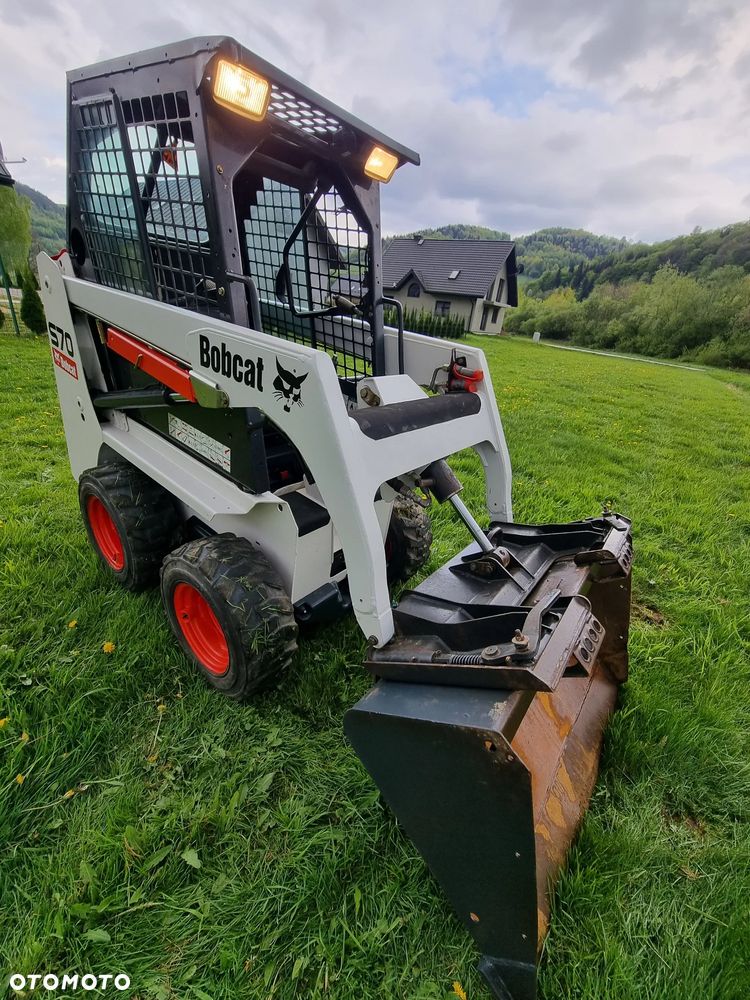 Bobcat S70 Mini-ładowarka 4x4 wózek terenowy. Łyżka! Wyjścia Hydrauliczne pod urządzenia z przodu! 2018 rok prod. 564 MTG. aktualne serwisy DEKRA. Dokumentacja. silnik Kubota 3cyl. Maszyna Jak Nowa z Salonu! Pochodzi z Norweskiego Gospodarstwa! Zero luzów i wycieków. Bardzo mocna i wydajna maszyna o małych gabarytach! Wąska miesci się do najbardziej trudno dostępnych miejsc! Idealna do stajni. OKAZJA TANIO. Szybki i zwinny sprzęt potężna moc - 10