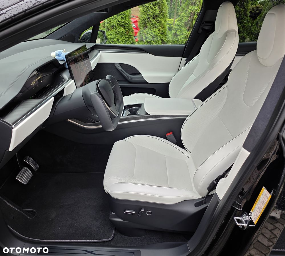 Tesla Model X - 14