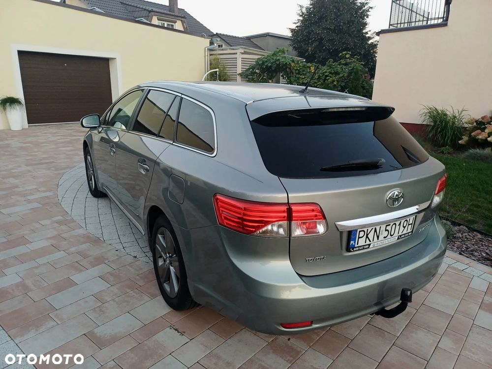 Toyota Avensis 2.0 Executive - 8