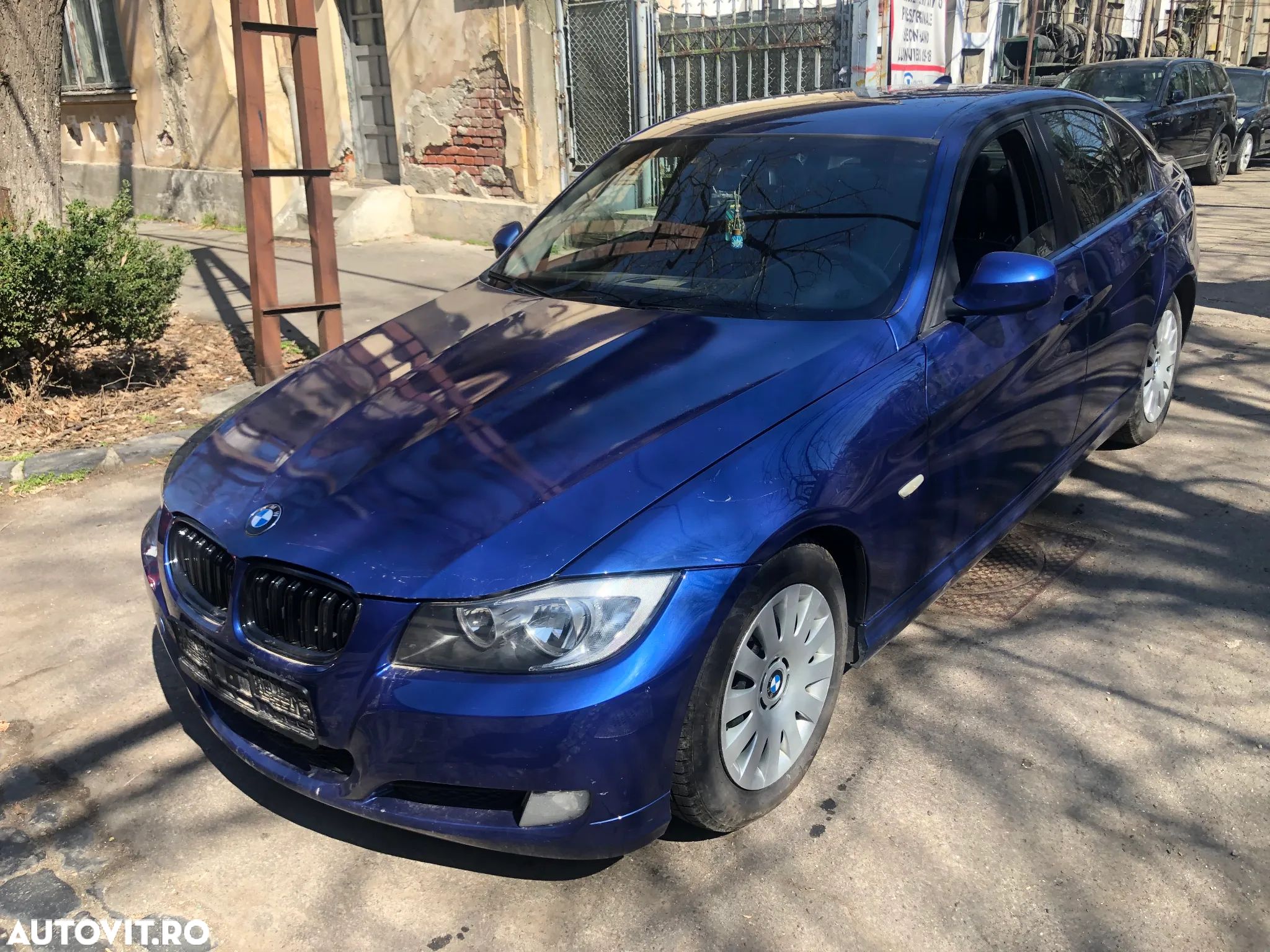 Dezmembrez Bmw Seria 3 E90 LCI facelift 320d N47D20C MONTEGOBLAU METALLIC - 1