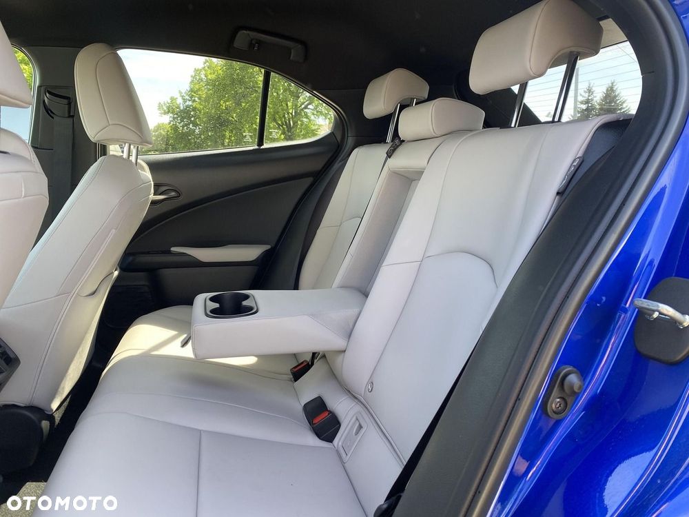 Lexus UX 300h F Sport Design - 11