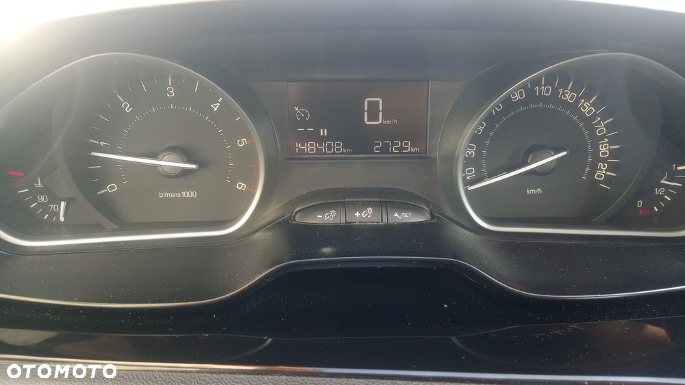 Peugeot 208 - 15