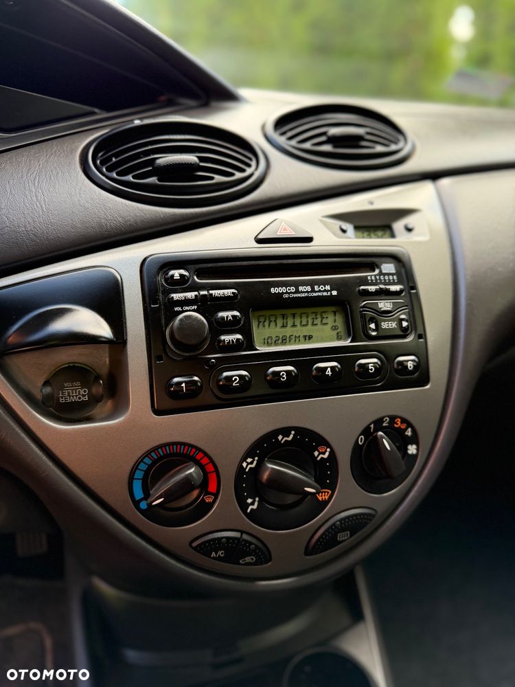 Ford Focus 1.6 Futura - 13