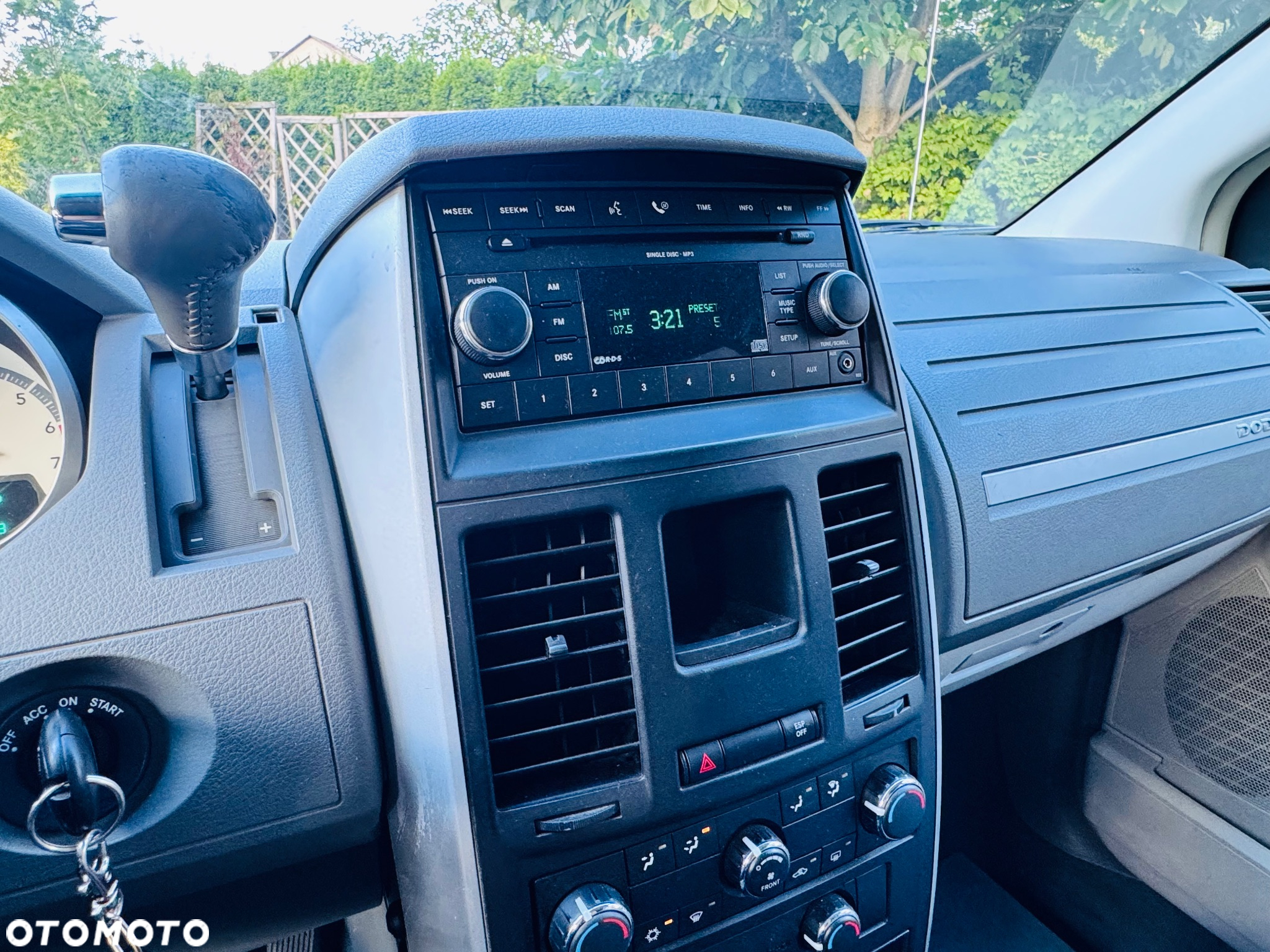 Dodge Caravan - 25