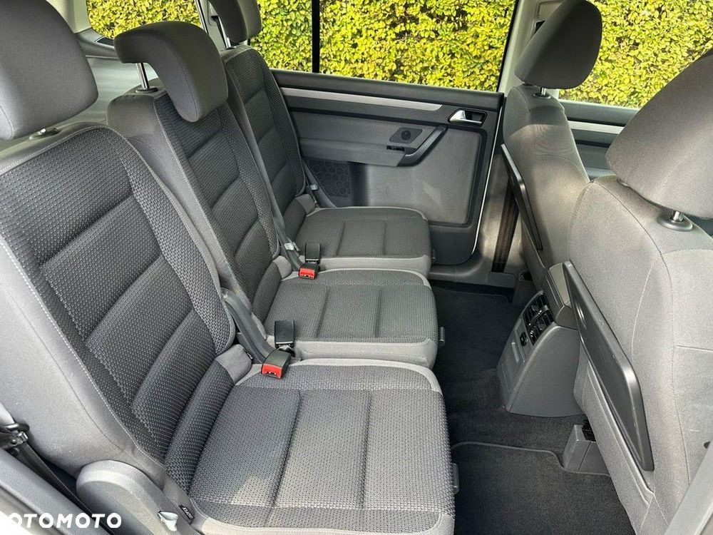 Volkswagen Touran - 11