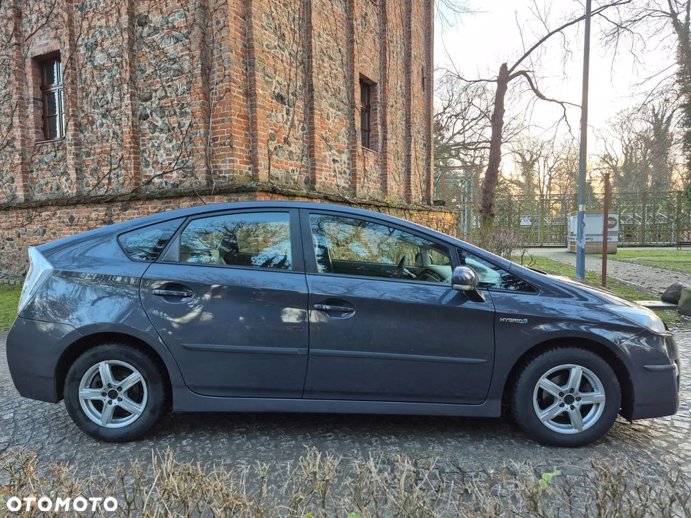 Toyota Prius (Hybrid) Executive - 8