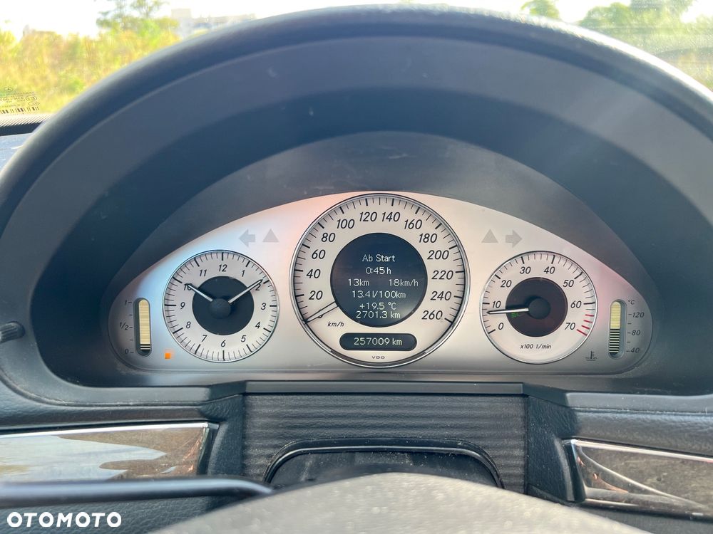 Mercedes-Benz Klasa E 200 CGI BlueEffICIENCY Avantgarde - 18