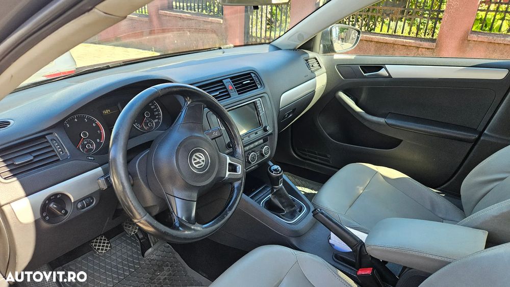 Volkswagen Jetta - 1
