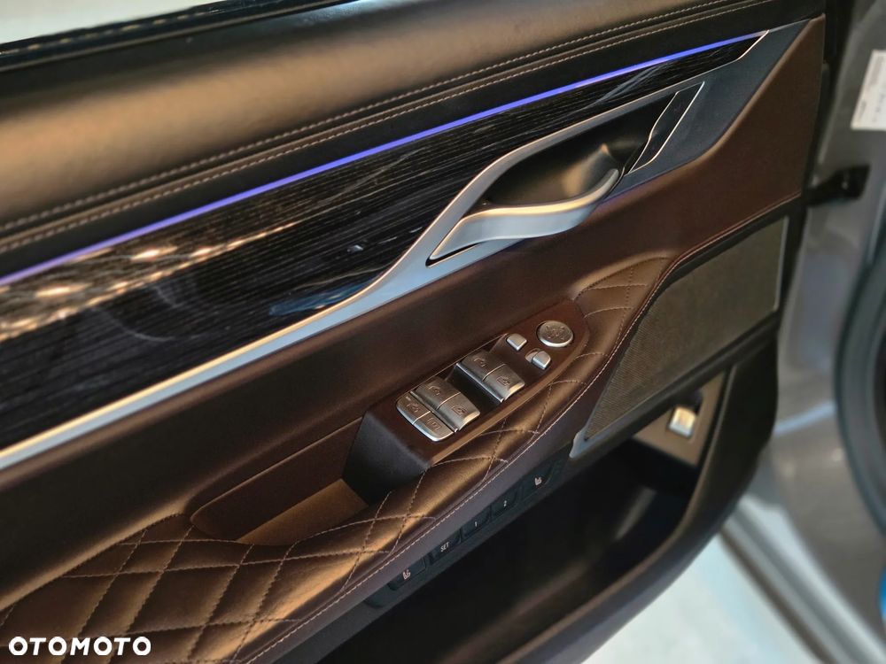 BMW Seria 7 750i xDrive sport - 19