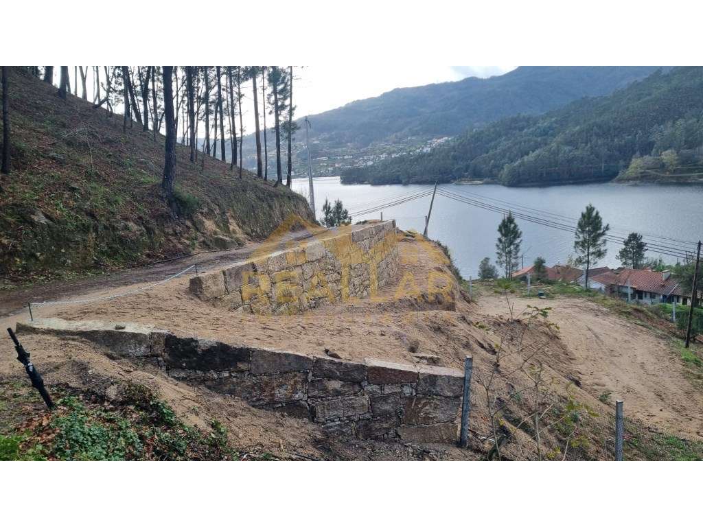Terreno junto ao rio Caldo/ Gerês - Grande imagem: 2/10