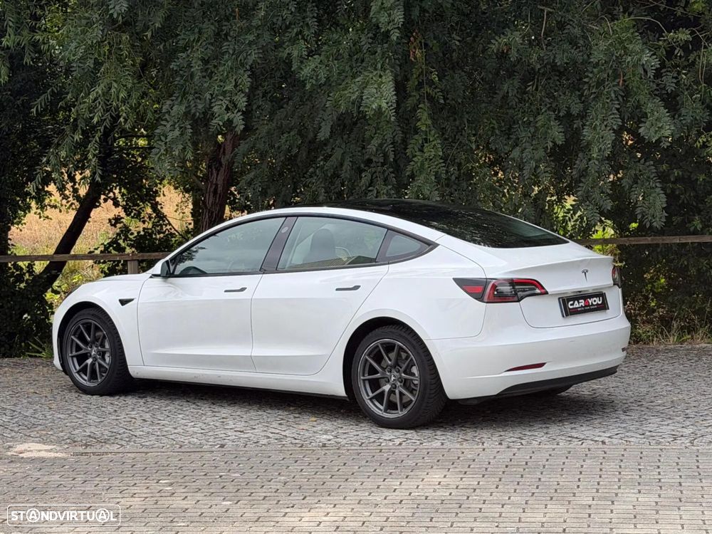 Tesla Model 3 Standard Range Plus RWD — fotografia 2