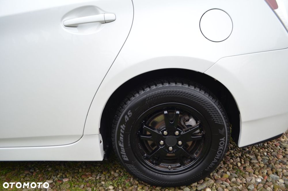 Toyota Prius (Hybrid) - 12